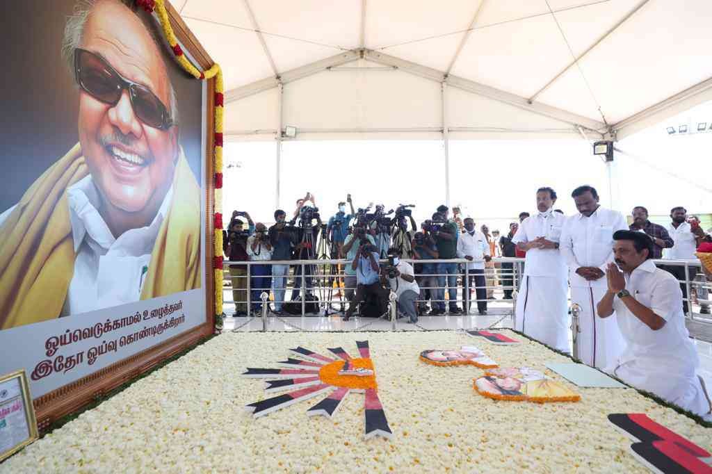 கலைஞரிடம் ஆசி: வேட்பாளர் பட்டியலை நினைவிடத்தில் வைத்து முதல்வர் ஸ்டாலின் மரியாதை!