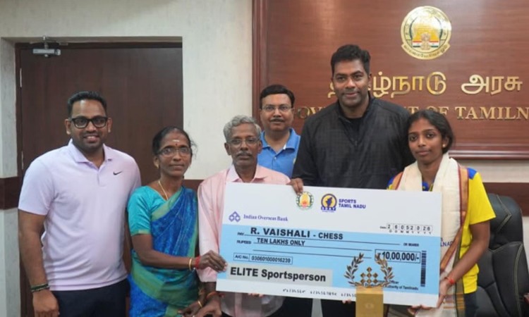 செஸ் வீராங்கனை வைஷாலிக்கு ரூ.10 லட்சம் நிதியுதவி: அமைச்சர் ஆதவ் அர்ஜுனா வழங்கினார்!