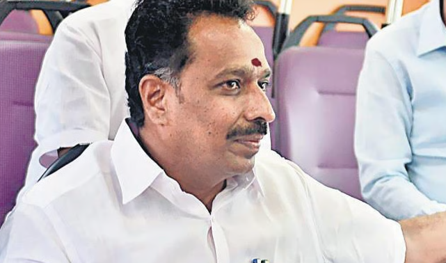 ரூ.100 கோடி நில மோசடி வழக்கு: கரூர் நீதிமன்றத்தில் எம்.ஆர். விஜயபாஸ்கர் ஆஜர்... விசாரணை தீவிரம்!