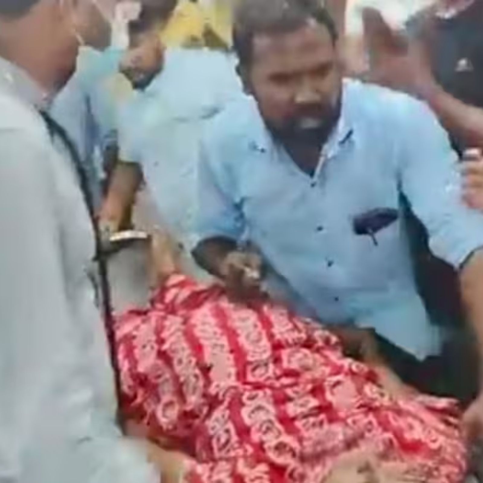 கரூர் விஜய் தேர்தல் பரப்புரை: கூட்ட நெரிசலில் பலி எண்ணிக்கை 10 ஆக அதிகரிப்பு..!