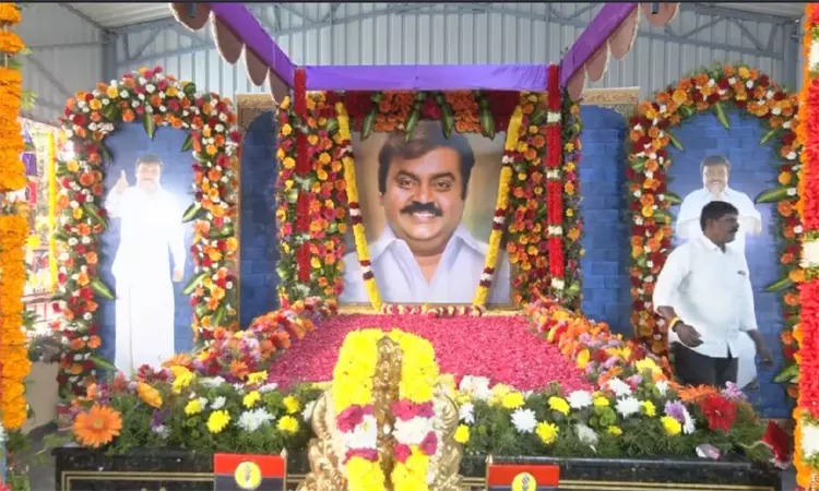 கேப்டன் விஜயகாந்தின் 2-ம் ஆண்டு நினைவு தினம்: சென்னை நினைவிடத்தில் தலைவர்கள், தொண்டர்கள் கண்ணீர் அஞ்சலி!