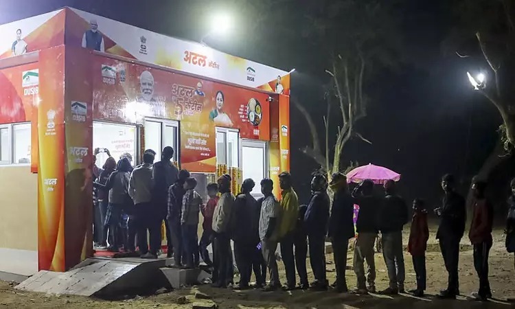 டெல்லி அடல் கேண்டீன்களில் அலைமோதும் கூட்டம்: ரூ.5-க்கு தரமான உணவு வழங்கப்படுவதால் ஏழைகள் மகிழ்ச்சி!