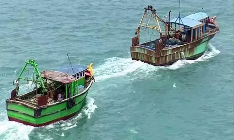 தமிழக மீனவர்கள் 3 பேர் இலங்கை கடற்படையால் கைது: எல்லையைத் தாண்டியதாகக் கூறி விசைப்படகு பறிமுதல்!