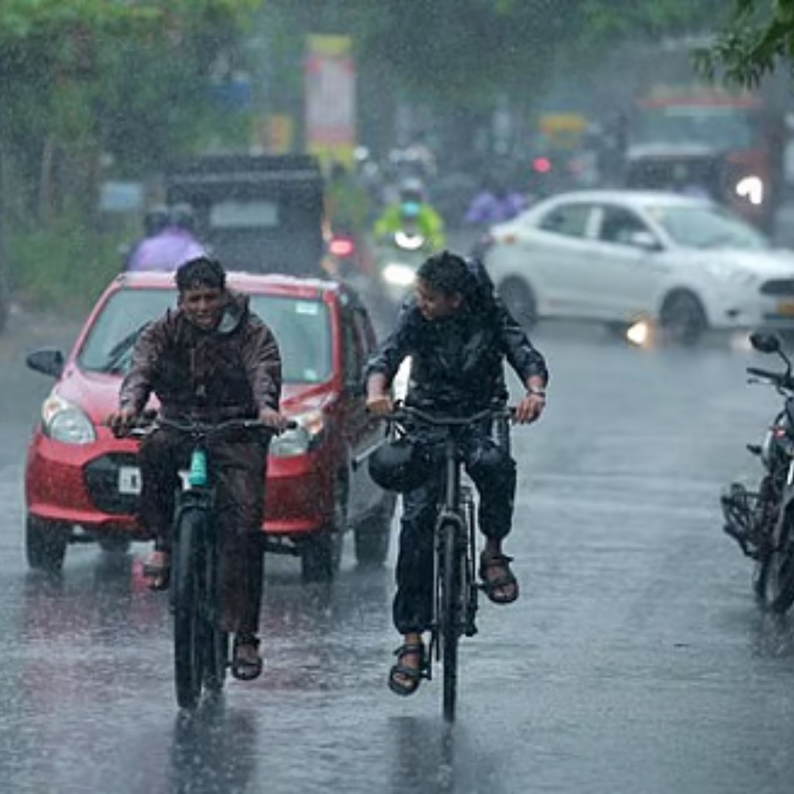 இன்று தமிழகத்தில் மழை, பலத்த காற்று வீசும்.. வானிலை மையம் அப்டேட்..!