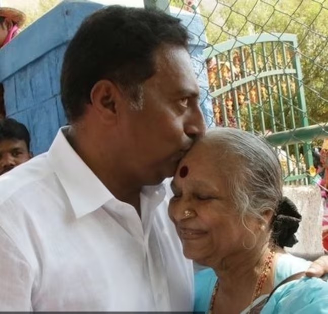 சோகத்தில் நடிகர் பிரகாஷ் ராஜ் குடும்பம்: அவரது தாயார் ஸ்வர்ணலதா காலமானார்!