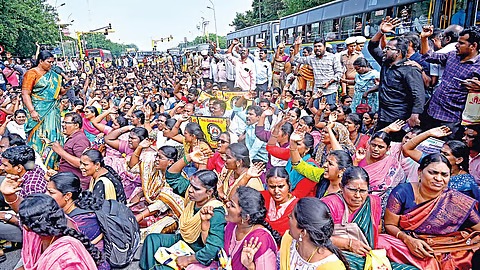 தொடரும் ஆசிரியர் போராட்டம்: 5-வது நாளாக நீடிக்கும் ‘சம வேலைக்கு சம ஊதியம்’ கோரிக்கை - எழும்பூரில் திடீர் சாலை மறியல்!