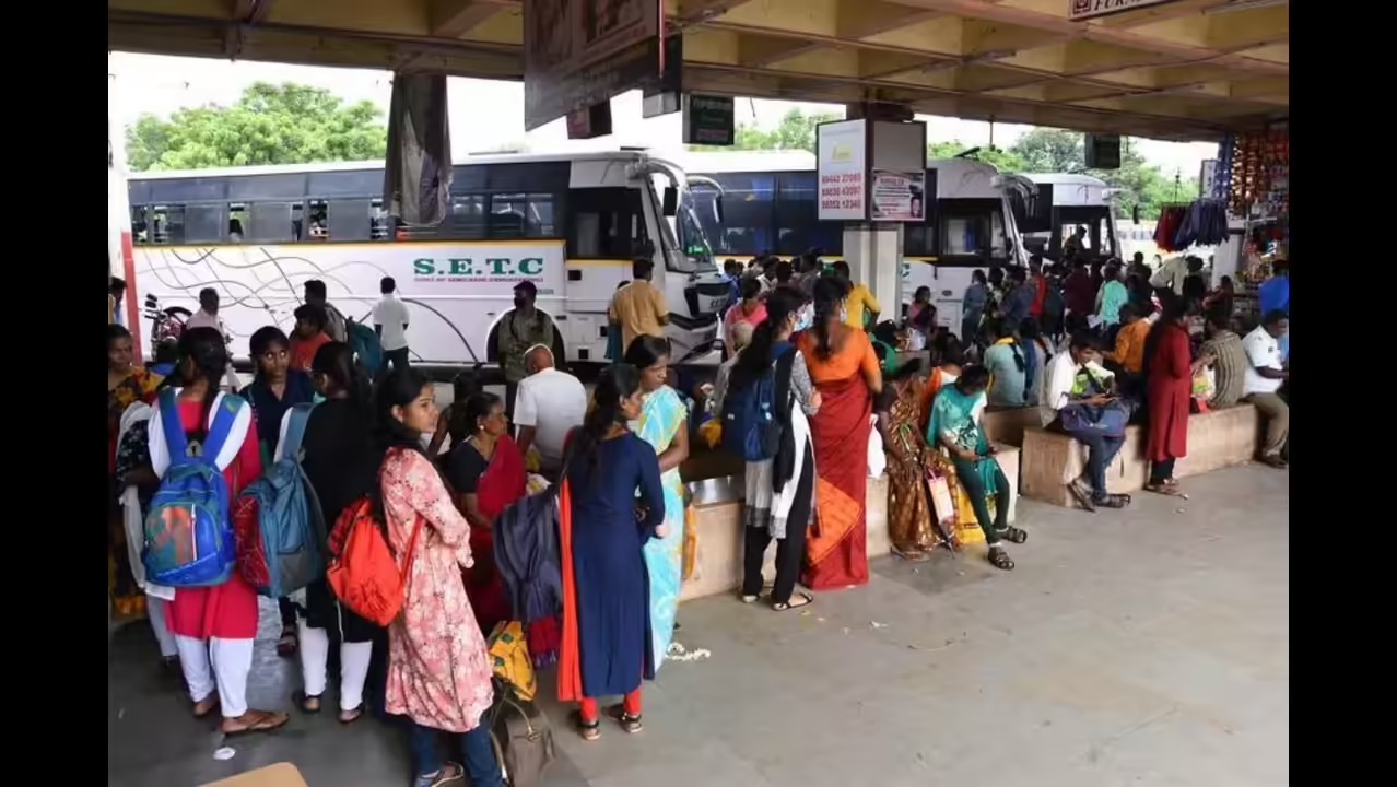 போக்குவரத்து சேவை பாதிப்பு எதிரொலி… மதுரையில் பயணிகள் திடீர் போராட்டம்