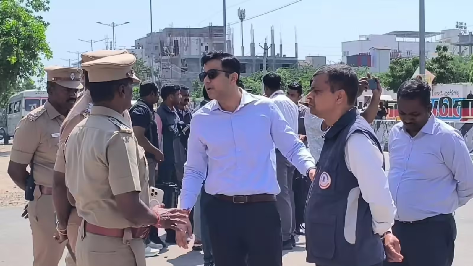 கரூர் கூட்ட நெரிசல்: வேலுச்சாமிபுரத்தில் சிபிஐ அதிகாரிகள் நேரில் ஆய்வு!